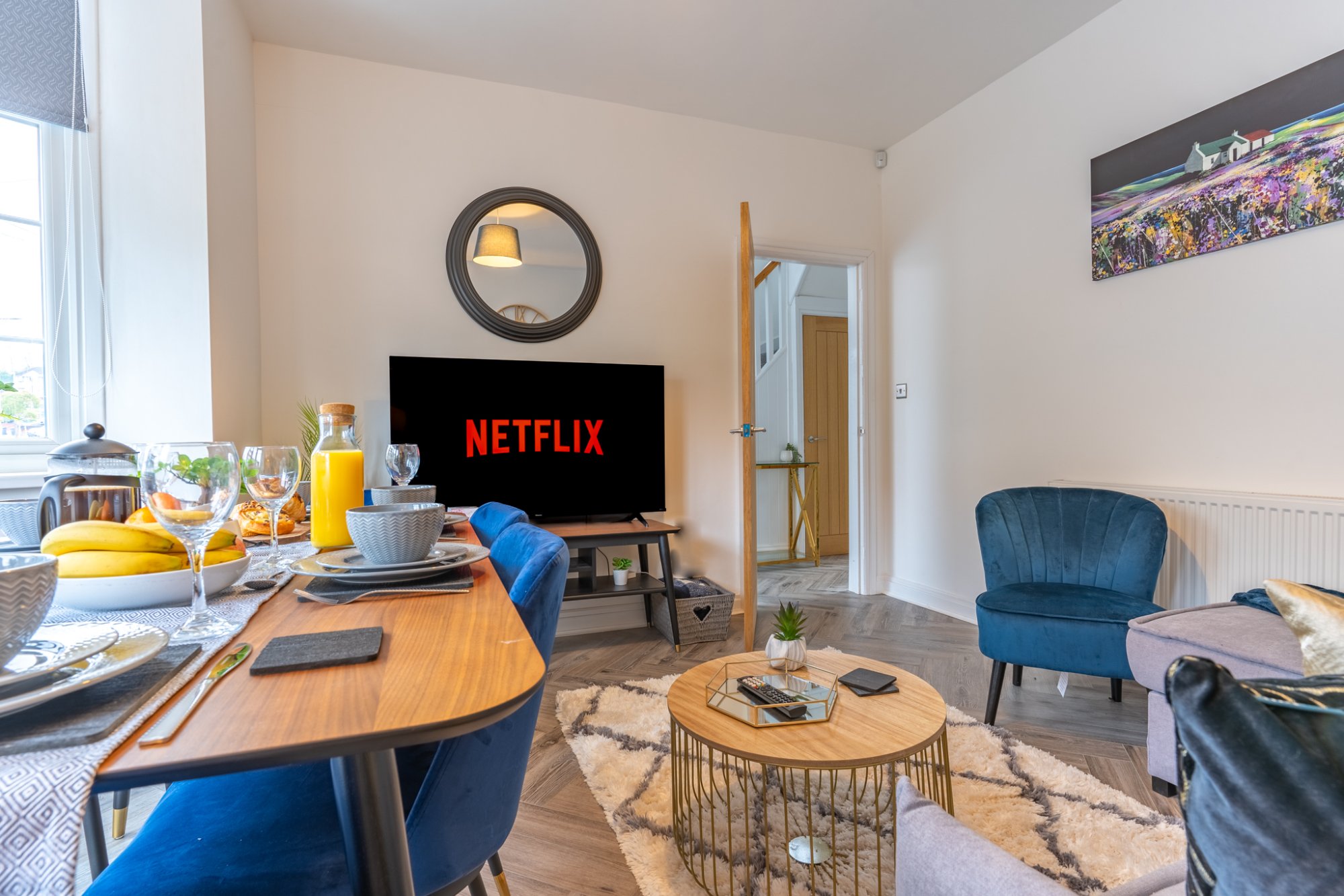 Living and dining area with Netflix