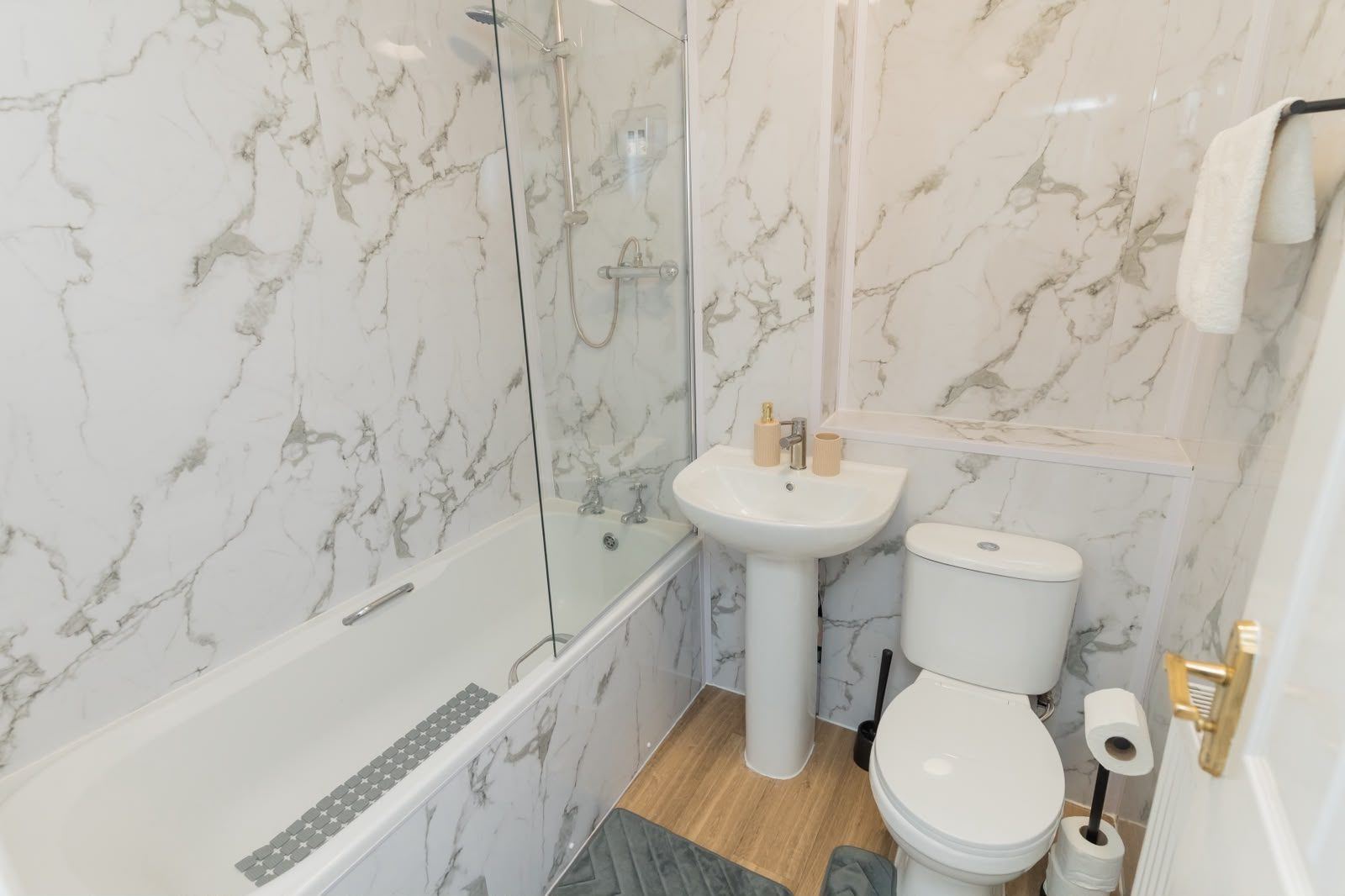 Marble-effect bathroom